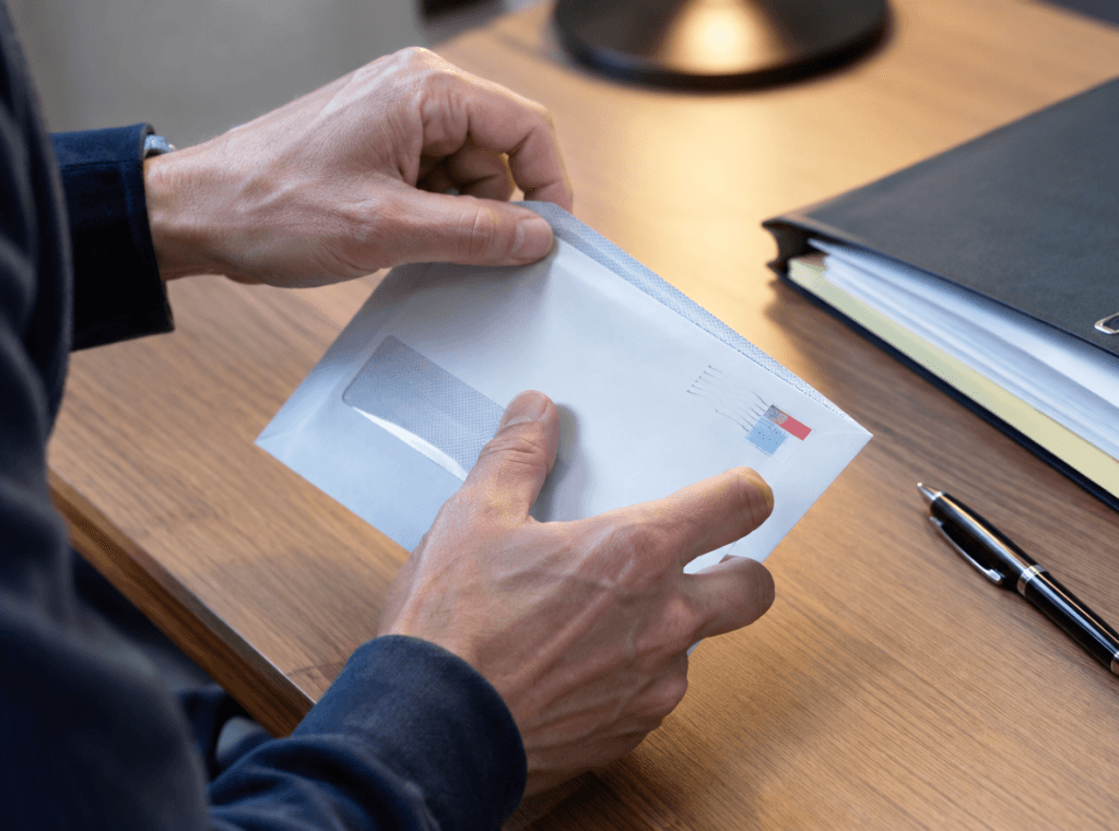 conducteur recevant son courier de résiliation pour défaut de pièces